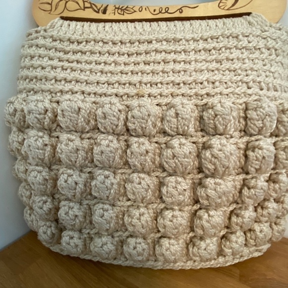 VINTAGE style knit purse, wood handles with bird and flower motif - Picture 3 of 10